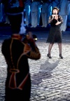 La cantante francesa Mireille Mathieu se presenta con la banda militar del ministerio de Defensa de Rusia.