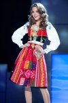 La candidata de Portugal a Miss Universo 2011, Laura Gonzalves, posa en traje típico.
