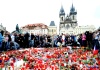 Varias personas depositan flores y encienden velas en Praga, República Checa,  en memoria de las víctimas del accidente del avión de pasajeros Yak-42 en Yaroslavl, Rusia.
