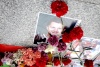 Fotografías de los jugadores y ramos de flores como homenaje en el exterior del Minsk-Arena.