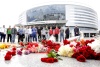 Fotografías de los jugadores y ramos de flores como homenaje en el exterior del Minsk-Arena.