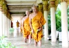 Monjes budistas caminan por un templo inundado en la provincia de Ayutthaya, Tailandia.T
