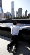 El lote que fue escenario de los ataques terroristas del 11 de septiembre del 2001 abrió al público por primera vez desde aquella mañana, transformado ahora en un monumento que consiste en dos espejos de agua rodeados por los nombres de las casi 3,000 víctimas.