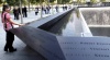 Asimismo, pudieron tocar los nombres grabados en bronce de las 2,977 personas que murieron en los ataques en Nueva York, el Pentágono y Pensilvania, además de los seis muertos en el ataque de 1993 contra el Centro de Comercio Mundial.