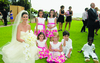 La novia junto a sus pajes Paulina, Sofía, Miranda, Laurel, Fernando y Miles.