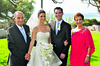 Fernando Murra Marcos y Montserrat Farrús de Murra, padres de la novia felices por el enlace.