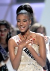 La tapaía Ximena Navarrete entregó la corona a la nueva Miss Universo, Leila Lopes.