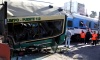 De acuerdo con las fuentes, un tren de la línea Sarmiento chocó contra un autobús de la línea 92.