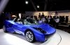 Un funcionario limpia el prototipo del carro eléctrico de Toray presentado, en la sede de la compañía en Tokio (Japón).