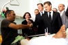 David Cameron y Sarkozy visitaron a pacientes en el Centro Médico de Trípoli.
