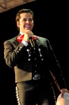 Raúl Sandoval fue el primer ex academico en salir al escenario a deleitar a laguneros con música mexicana.