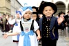 Un grupo de personas desfila con trajes tradicionales durante una procesión con motivo de la celebración de la 175ª Oktoberfest, la tradicional fiesta alemana de la cerveza.