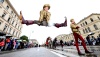 Un bailarin salta durante el desfile de trajes tradicionales, en Múnich (Alemania).