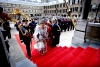 La reina Beatriz de Holanda y su hijo, el príncipe heredero Guillermo-Alejandro, desfilan por la alfombra roja a su llegada al 'Ridderzaal' o Sala de los Caballeros.