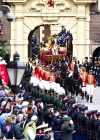 La tradicional carroza dorada que transporta a la reina Beatriz de Holanda, al príncipe heredero Guillermo-Alejandro, y a su mujer, Máxima, llega al 'Ridderzaal' o Sala de los Caballeros.