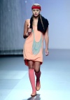 Modelo luce una de las creaciones de Bebas Closet, en la última jornada de la Cibeles Madrid Fashion Week dedicada a los jóvenes diseñadores agrupados en la plataforma EGO.