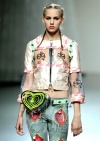 Modelo luce una de las creaciones de Bebas Closet, en la última jornada de la Cibeles Madrid Fashion Week dedicada a los jóvenes diseñadores agrupados en la plataforma EGO.