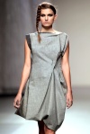 Con un perro en brazos, modelo luce una de las creaciones de Maria Ke Fisherman para la temporada primavera-verano 2012, en la última jornada de la Cibeles Madrid Fashion Week.