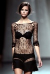 Una modelo luce una de las creaciones de Shen Lin para la temporada primavera-verano, en la última jornada de la Cibeles Madrid Fashion Week.