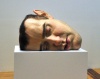 Destaca la pieza 'Máscara II' (2001-2002), una escultura en la que Mueck reproduce su propio rostro a manera de autorretrato.