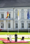 En la escalera que conduce a la entrada principal del palacio, que es la residencia oficial del presidente alemán, se había colocado una alfombra roja para recibirlo.