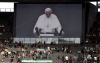 El Papa recibió aplausos después de su discurso por los alrededor de 100 invitados especiales que fueron colocados en una estructura de asientos en gradas.