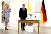 Una vez en el interior del palacio, el Papa firmó el Libro de Visitantes Distinguidos del gobierno alemán.Salió de nuevo a los jardines, donde se instaló un podio con micrófono sobre una alfombra roja y dos sillas flanqueándolo. En una de las sillas tomó asiento el presidente Wulff y en la otra el Papa Benedicto XVI.