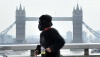 Un hombre vestido de gorila corre frente al Puente de Londres.