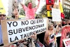 Manifestantes antitaurinos muestran carteles antes de la celebración del último festejo taurino en la Monumental de Barcelona.