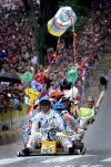 Equipo compite en un vehículo armado y decorado artesanalmente, durante la compentencia Red Bull Balineras Race en Bogotá (Colombia).