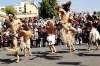 Decenas de personas participan, en el carnaval de costumbres chilenas con motivo de la celebración del Día Mundial del Turismo en el centro de Santiago de Chile (Chile).