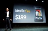 La tienda por internet Amazon presentó el 'Kindle Fire', una nueva tableta electrónica que venderá a partir de 199 dólares y con la que tratará de competir en un mercado dominado por el iPad de Apple.