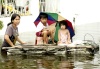 Familias filipinas son afectadas por el tifón 'Nesat' y se trasladan en embarcaciones improvisadas en Malabón, al norte de Manila Filipinas.