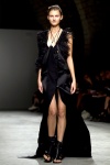 Modelo desfila con una creación para la temporada primavera/verano 2012 de Peachoo Krejberg.