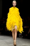 Modelo desfila con una creación para la temporada primavera/verano 2012 de Peachoo Krejberg.