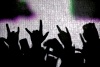 El momento esperado de la noche llegó en punto de las 21:30 horas, cuando la oscuridad reinó el lugar y se pudieron escuchar los primeros 'riffs' de la velada, que se conjugaban con un juego de estrobos circulares y daban forma a la sombra de cada uno de los integrantes, quienes abrieron el concierto con 'Prison song'.