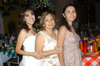 29092011 Heredia Hernández acompañada en su festejo prenupcial por su mamá Blanca Estela Hernández y su hermana Montserrat Heredia Hernández.