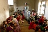 Profesor afgano enseñando el Corán a un grupo de niñas en una escuela en Dasht-i-Qala, al norte.
