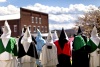 Integrantes de tres órdenes del Ku Klux Klan (KKK) se concentran a las afueras del Palacio de Justicia del condado de Patrick, en Stuart, en el estado de Virginia.
