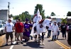Miembros de tres órdenes del Ku Klux Klan (KKK) marchan por la ciudad de Dungannon.