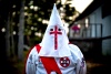 Miembros de tres órdenes del Ku Klux Klan (KKK) marchan por la ciudad de Dungannon.