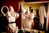 Integrantes de la orden de los Caballeros de la Brigada Rebelde del Ku Klux Klan (KKK) se preparan para una celebración, en el estado de Virginia.