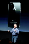 El nuevo iPhone 4S tiene una cámara con un sensor de mayor resolución que el modelo previo.