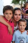 08102011  con sus hijos Diego y André.