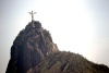 Enclavado en el corazón del Parque Natural de Tijuca, el Cristo Redentor se eleva por encima de los 710 metros de altura del Corcovado, considerado un lugar de peregrinación para los creyentes y un atractivo para los miles de turistas.