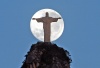 El Cristo Redentor, el imponente monumento que corona el cerro del Corcovado, cumple 80 años con un aspecto radiante y como el símbolo de Río de Janeiro, que en las últimas ocho décadas ha recibido la visita de personajes ilustres para fotografiarse con la estampa más conocida de Brasil.
