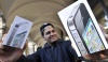 Cientos de compradores hicieron fila en las tiendas de Apple en Manhattan para adquirir el teléfono.