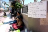 En Torreón, seis jóvenes instalaron una protesta en la Plaza de Armas.