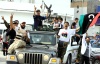 Las fuerzas revolucionarias celebraron la captura de uno de los bastiones de Moamar Gadafi y cercaron los últimos reductos de combatientes leales al antiguo régimen en Sirte, por lo que la victoria a sus ocho meses de levantamiento está a sólo unas cuadras de distancia.