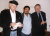 30102011  lagunero Rafael Aguirre junto al escritor argentino Julio Fickr y el pintor mexicano Manuel Felguerez, en la Casa de México en París, durante el homenaje a Manuel Felguerez.